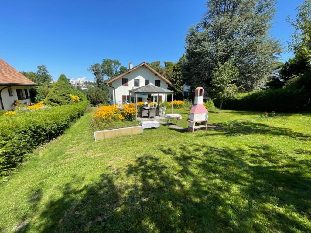 Maison rénovée avec grand jardin à Bourguillon